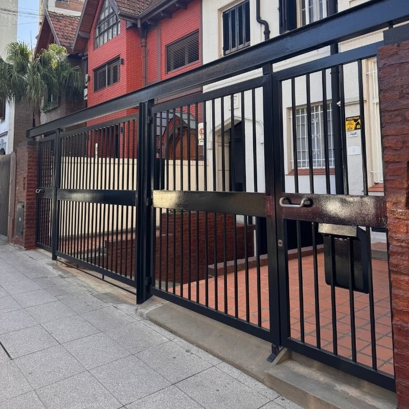 Fabricación de portones pivotantes con puertas de entrada. Fabricación e instalación de dos portones pivotantes con dos puertas de entrada para el frente de una casa. Construidos en caño estructural con refuerzo de hierro UPN en la parte superior. Trabajo realizado por HERREELEC.